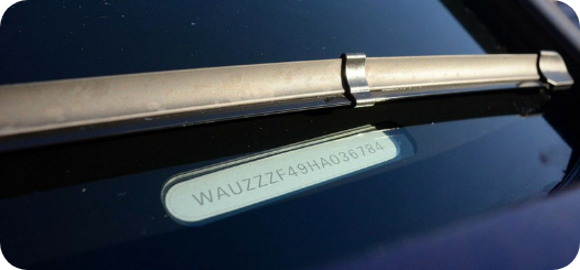 Plăcuța cu seria de șasiu vizibilă prin parbriz